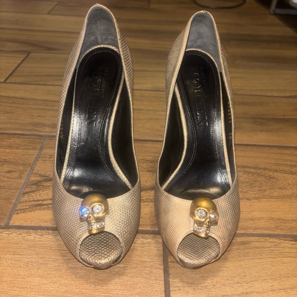 Alexander McQueen Gold Peep-Toe Heels with Skull Detail - Picture 1 of 6